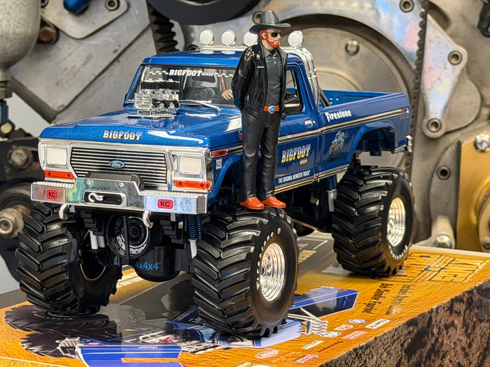 NOT A TOY - 1:18 Greenlight Col. BIGFOOT #1 Die-Cast W/ 2 Figurines