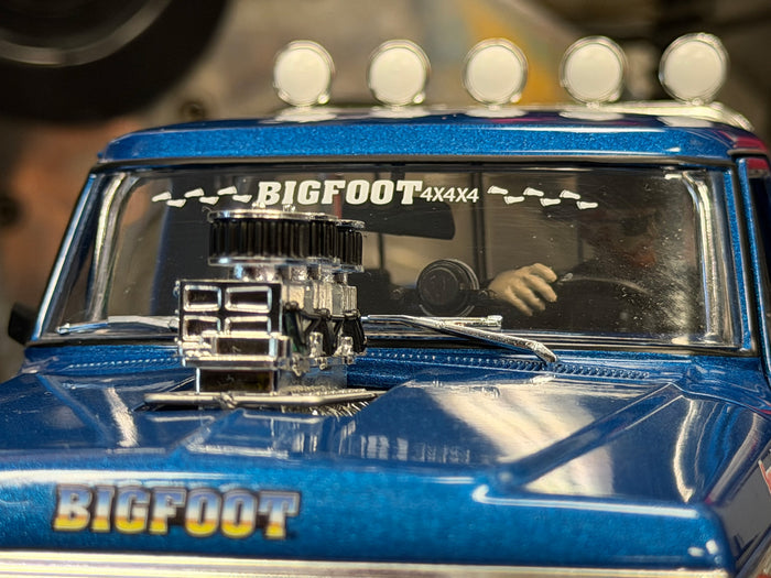 NOT A TOY - 1:18 Greenlight Col. BIGFOOT #1 Die-Cast W/ 2 Figurines
